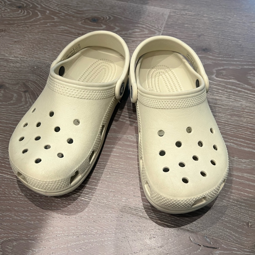Crocs Classic Clog Unisex Slip On Ultra Light Water shoes Bone color size 2 J2